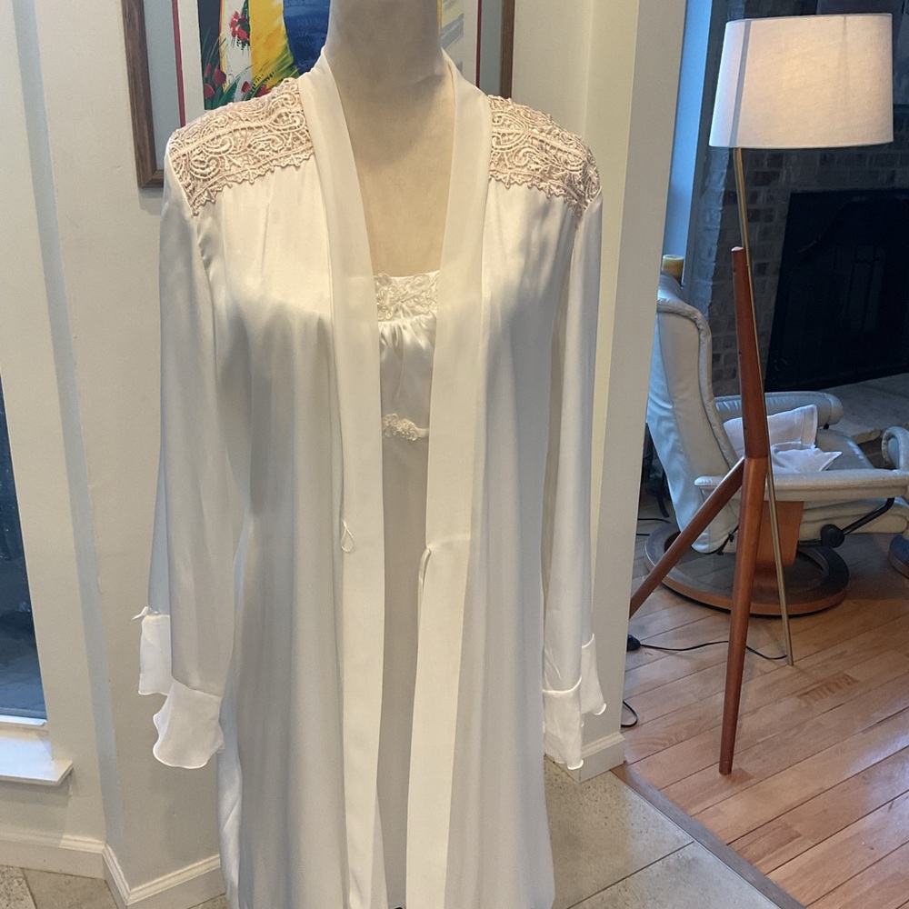 Linea Donatella White Satin Chemise + Robe - Picture 13 of 16